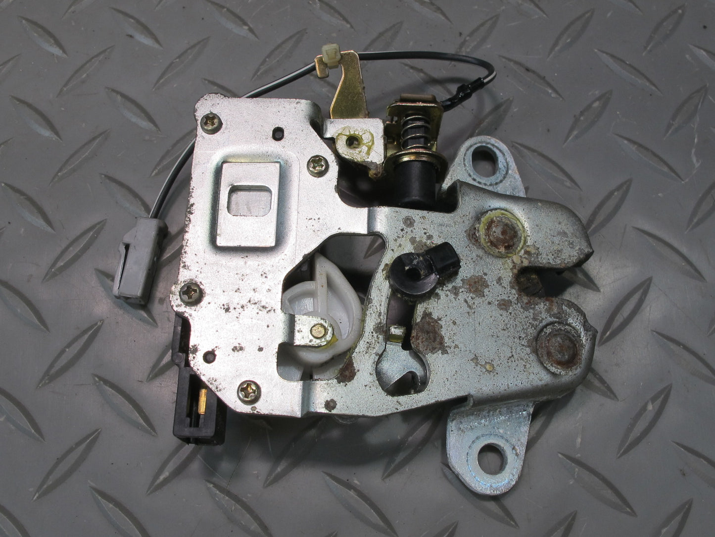 92-00 Lexus JZZ31L SC400 SC300 Rear Trunk Lid Lock Latch Actuator OEM