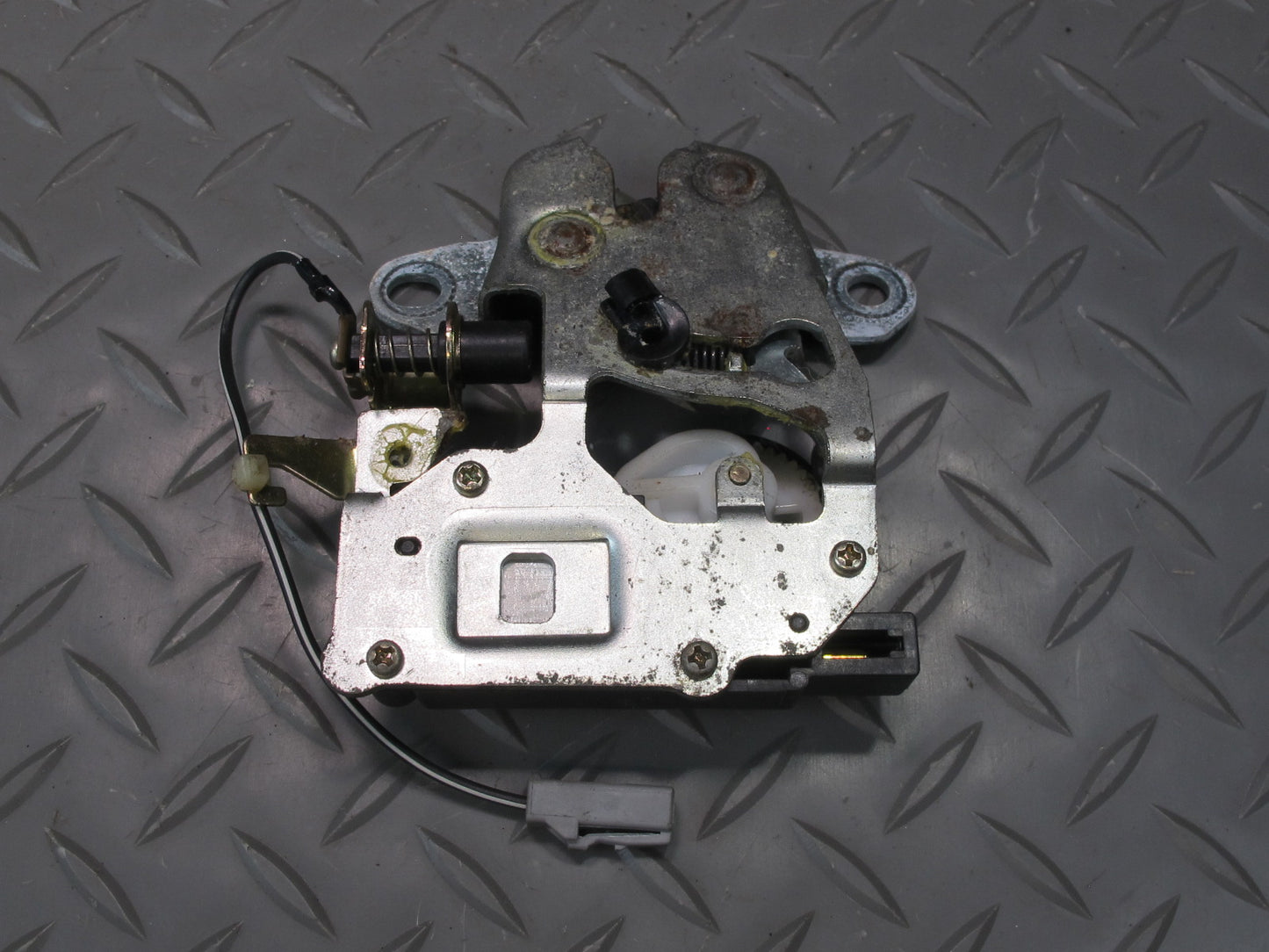 92-00 Lexus JZZ31L SC400 SC300 Rear Trunk Lid Lock Latch Actuator OEM