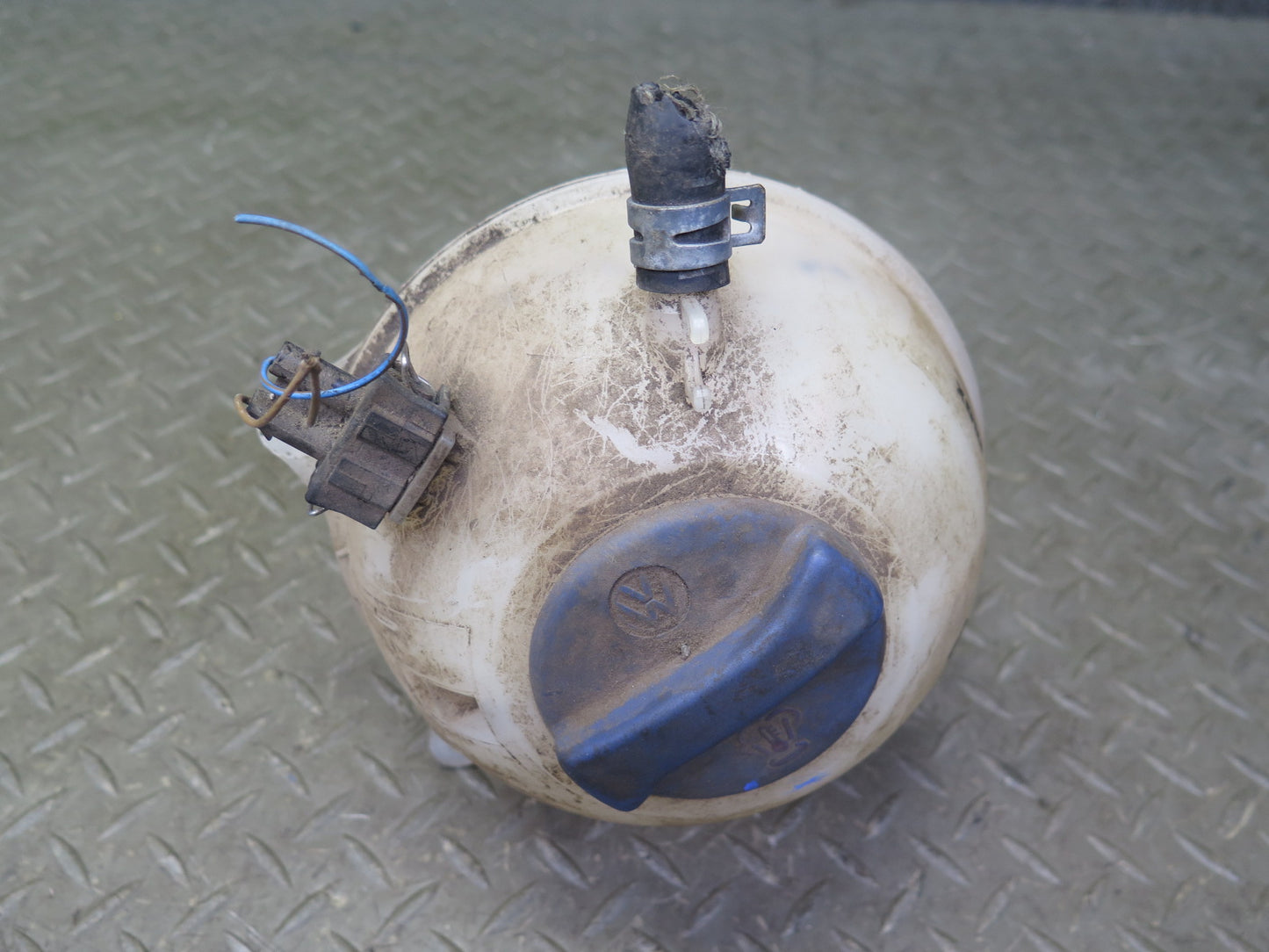 01-03 VW Eurovan T4 2.8L Engine Coolant Expansion Overflow Reservoir Tank OEM