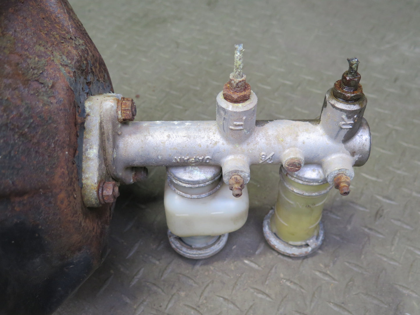 76-78 Datsun S30 280Z 2+2 Brake Master Cylinder Booster Fluid Reservoir Tank OEM