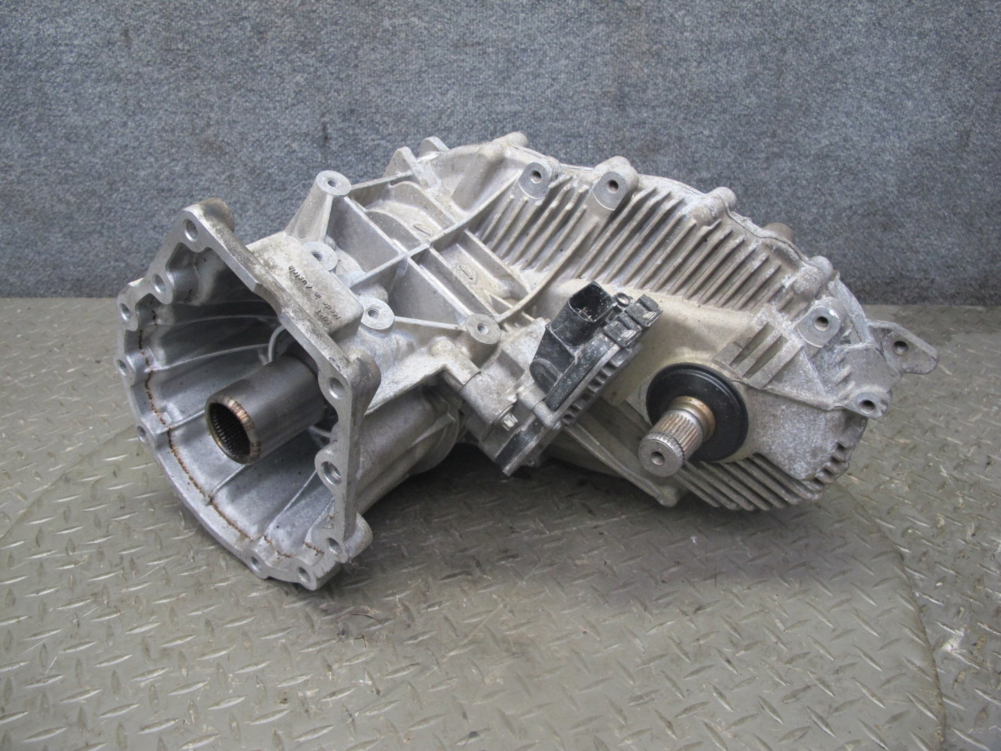 2011-2014 Porsche Cayenne S 958 4.8L AWD Transmission Transfer Case Box w Motor