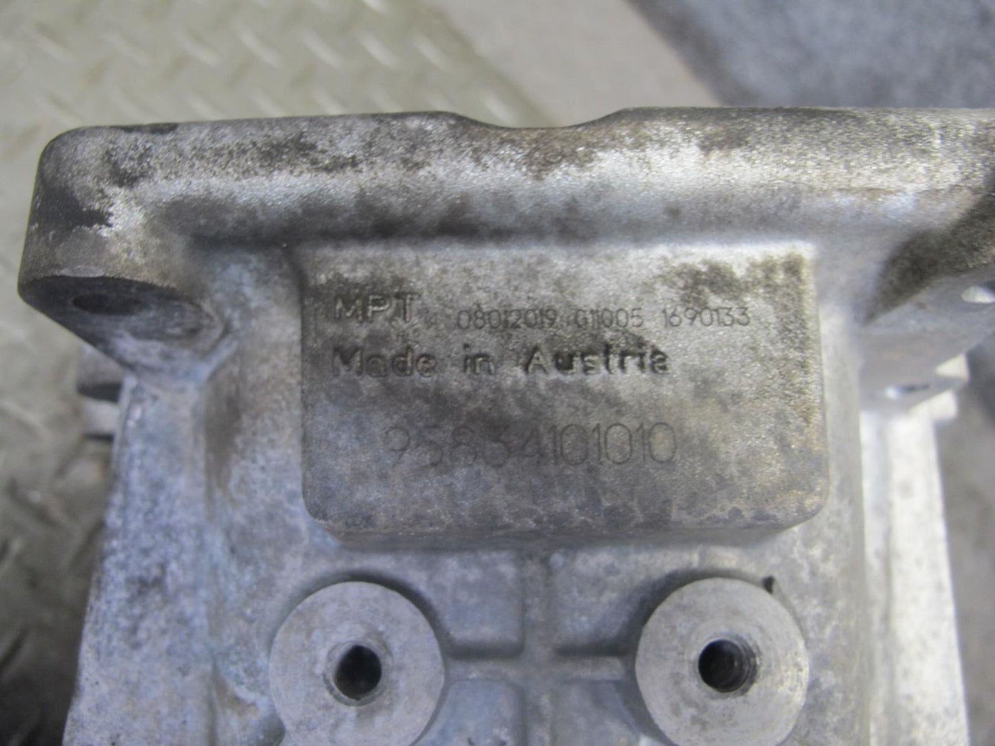 2011-2014 Porsche Cayenne S 958 4.8L AWD Transmission Transfer Case Box w Motor