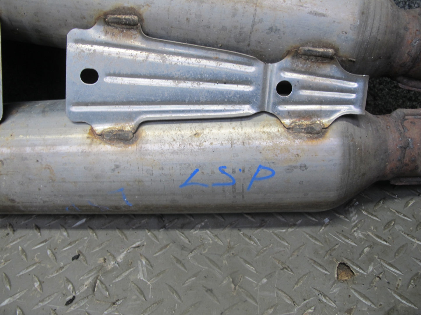 01-06 Lexus UCF30L LS430 Center Exhaust Resonator Pipe OEM