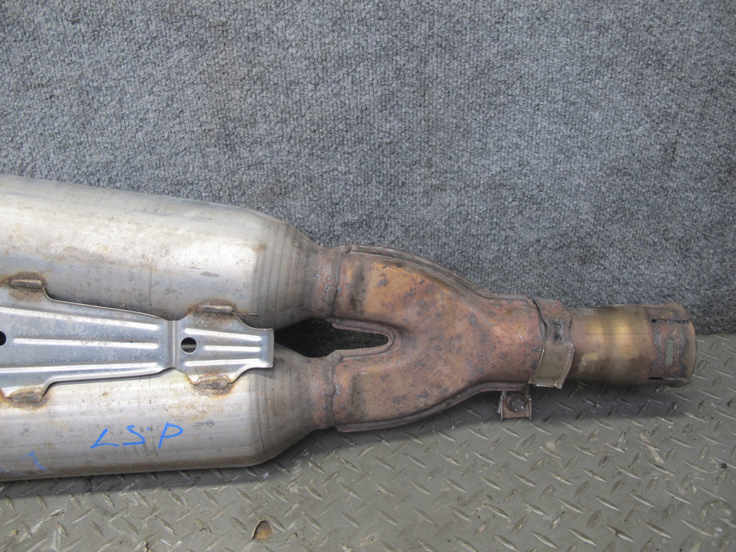 01-06 Lexus UCF30L LS430 Center Exhaust Resonator Pipe OEM