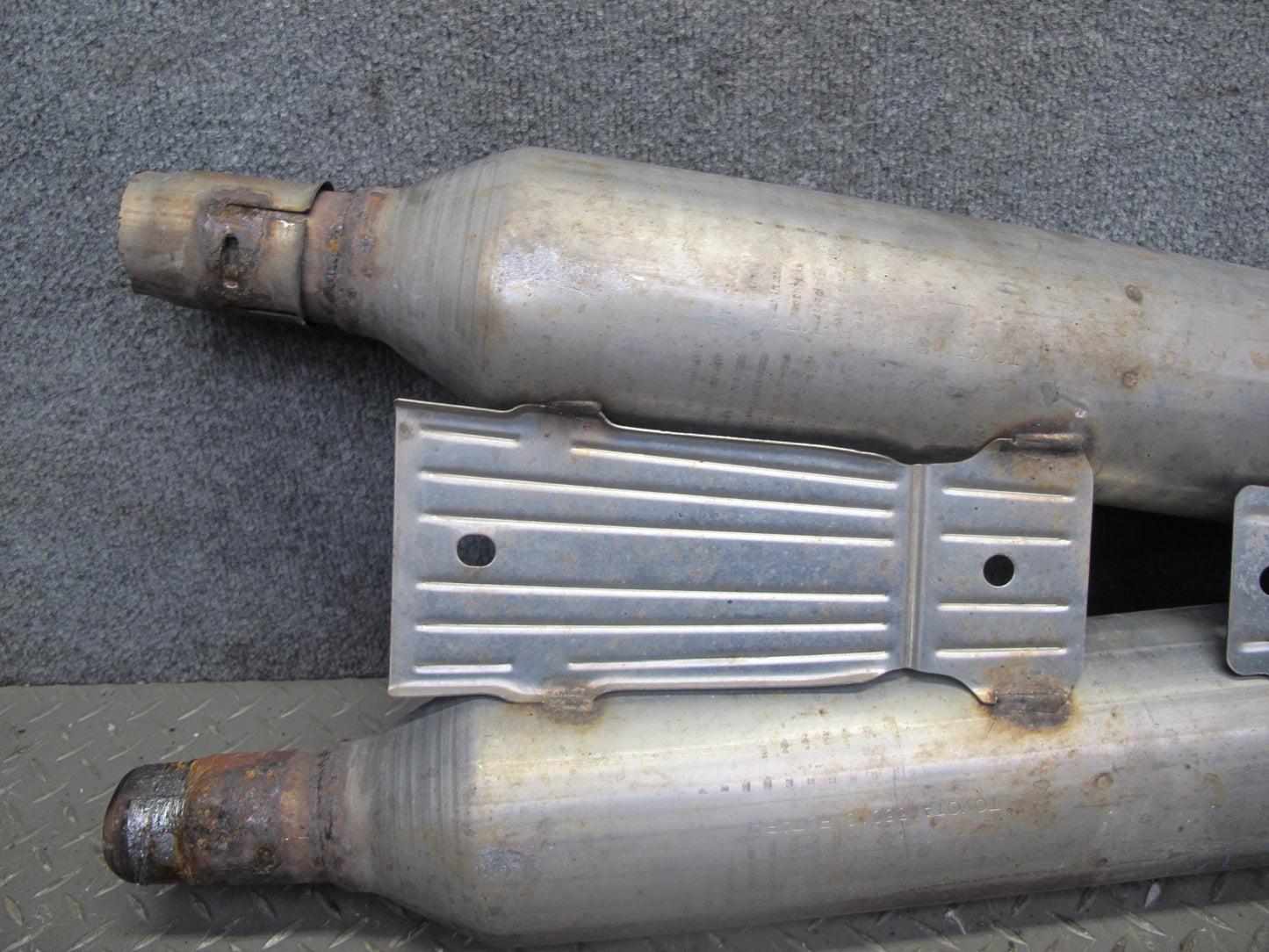 01-06 Lexus UCF30L LS430 Center Exhaust Resonator Pipe OEM