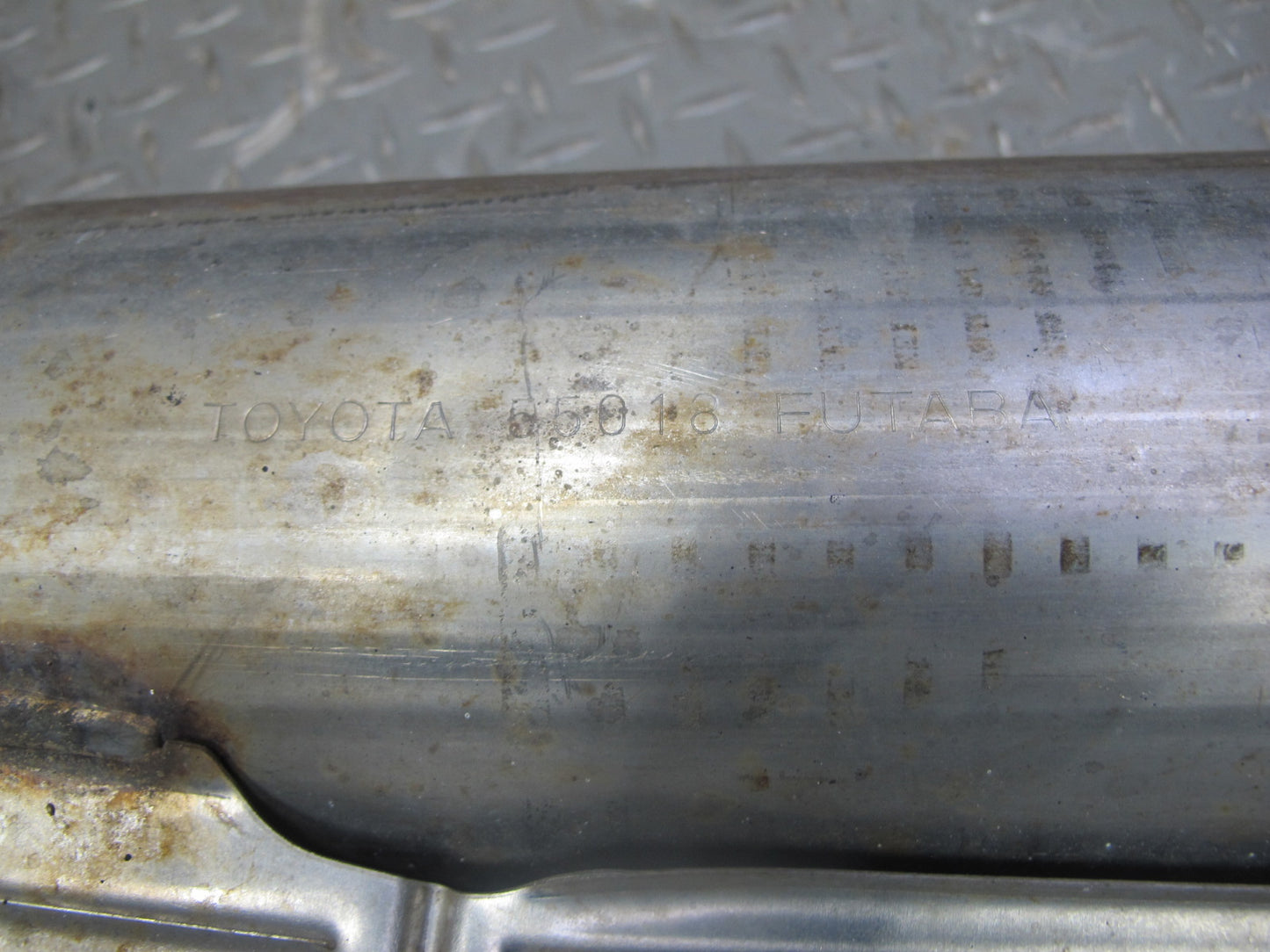 01-06 Lexus UCF30L LS430 Center Exhaust Resonator Pipe OEM