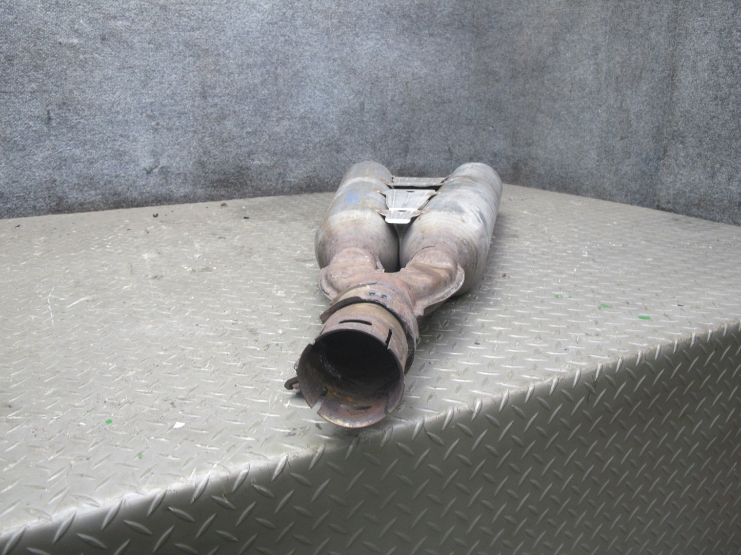 01-06 Lexus UCF30L LS430 Center Exhaust Resonator Pipe OEM