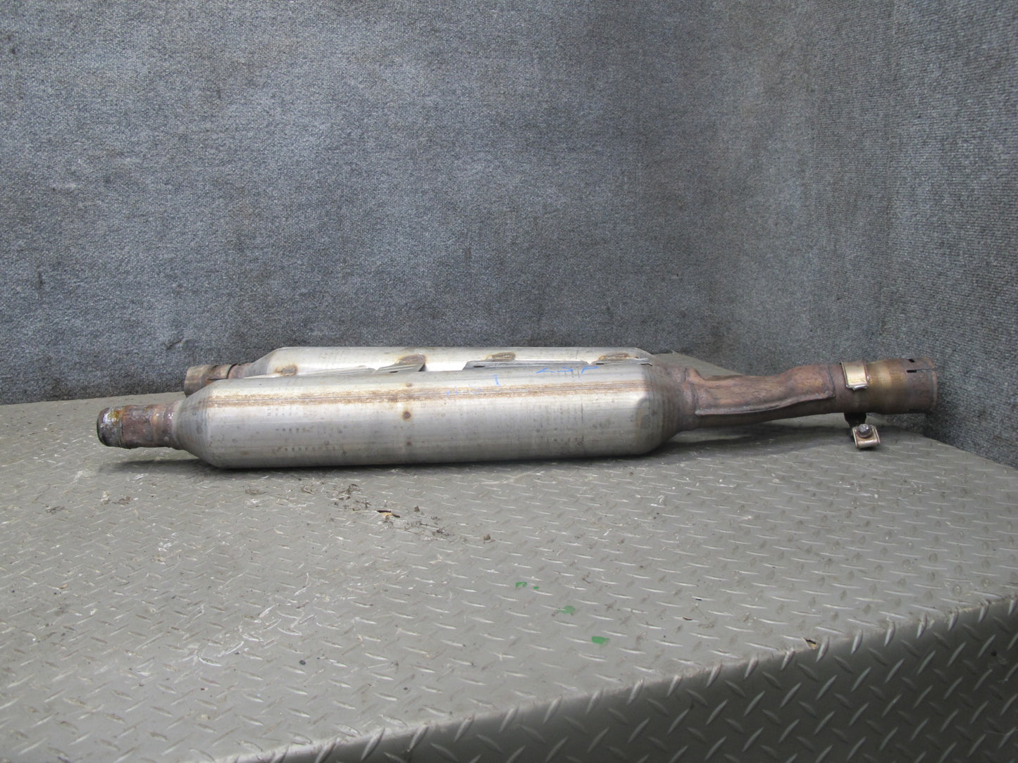 01-06 Lexus UCF30L LS430 Center Exhaust Resonator Pipe OEM