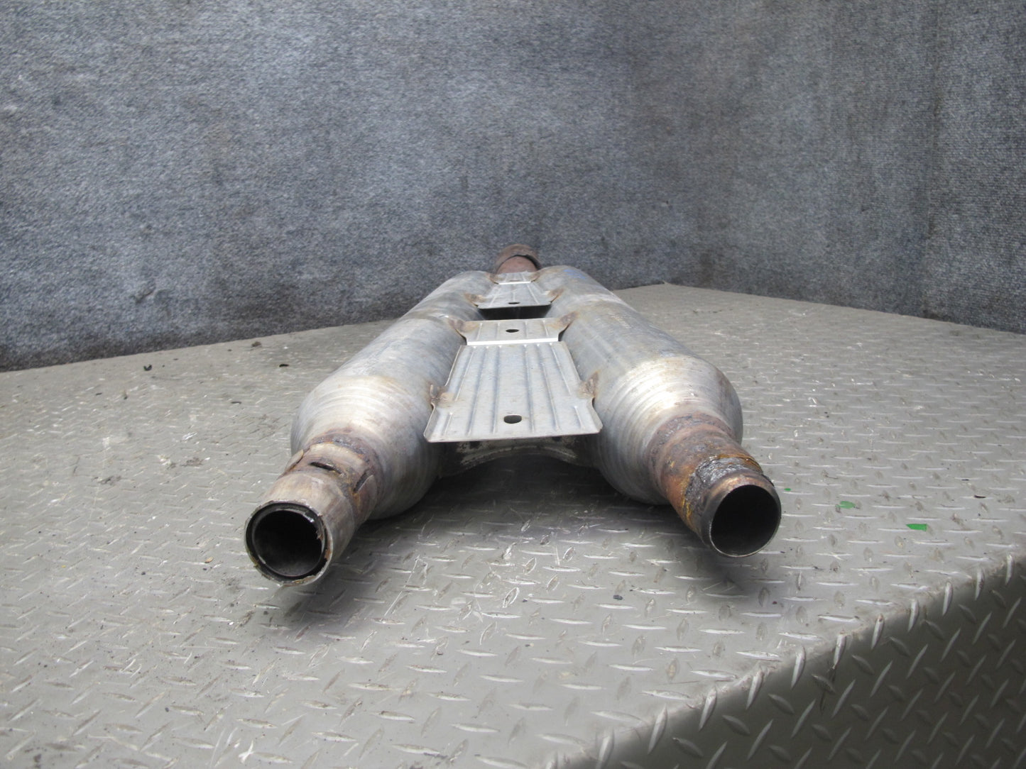 01-06 Lexus UCF30L LS430 Center Exhaust Resonator Pipe OEM