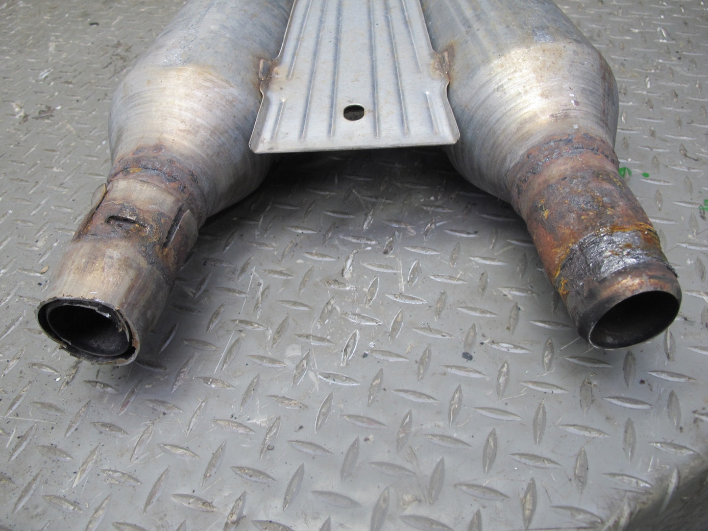 01-06 Lexus UCF30L LS430 Center Exhaust Resonator Pipe OEM