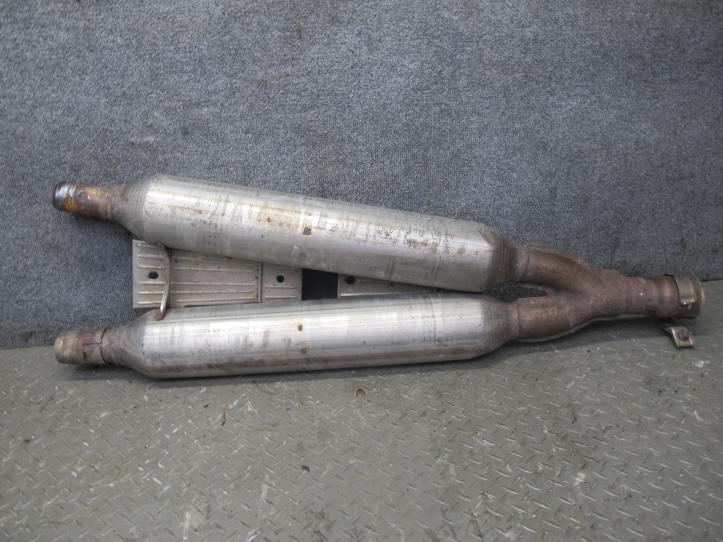 01-06 Lexus UCF30L LS430 Center Exhaust Resonator Pipe OEM