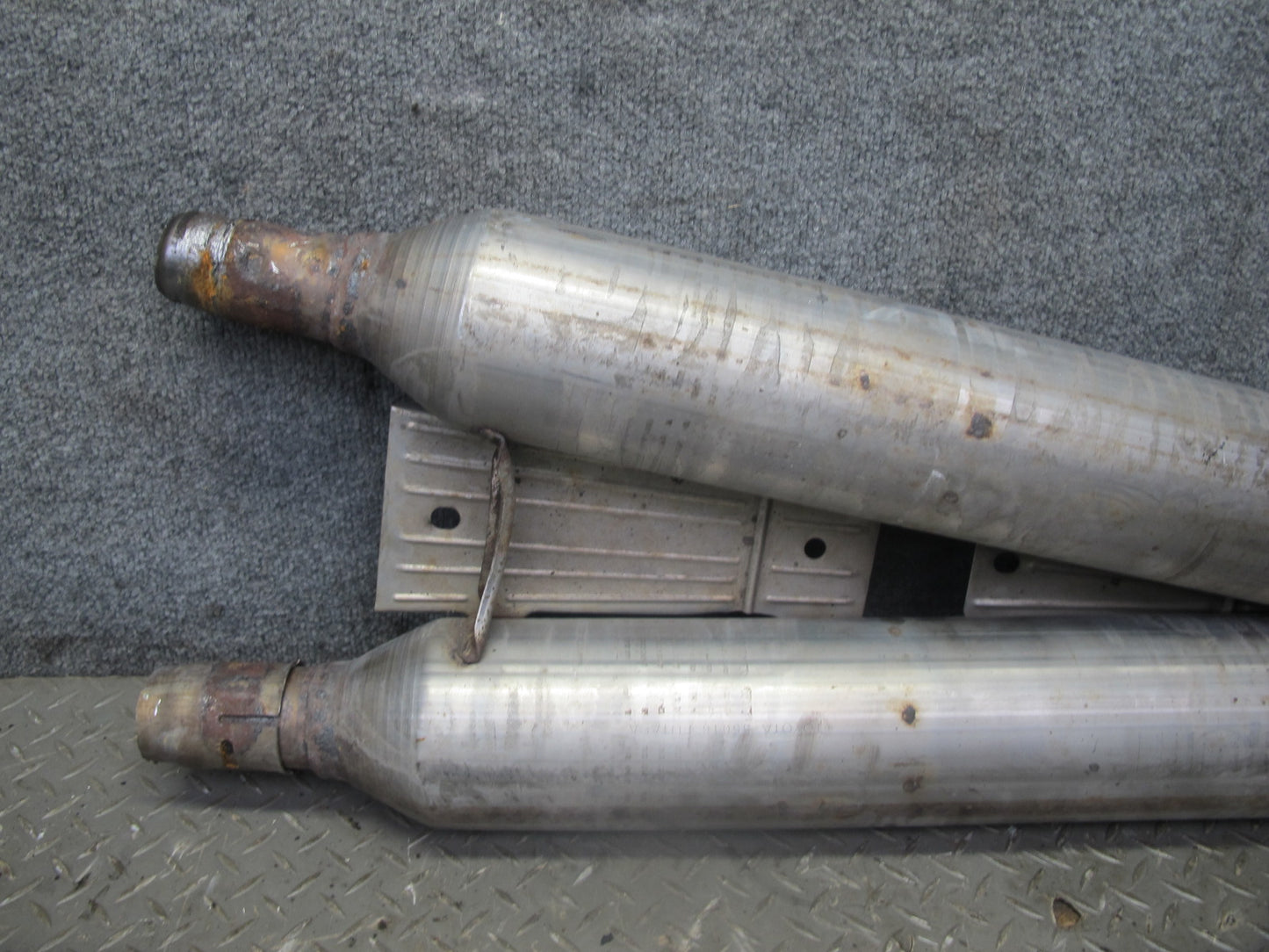 01-06 Lexus UCF30L LS430 Center Exhaust Resonator Pipe OEM