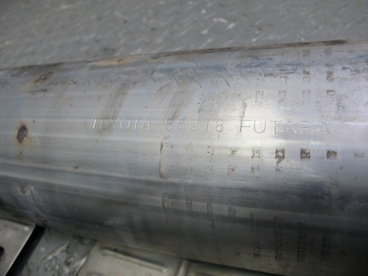 01-06 Lexus UCF30L LS430 Center Exhaust Resonator Pipe OEM