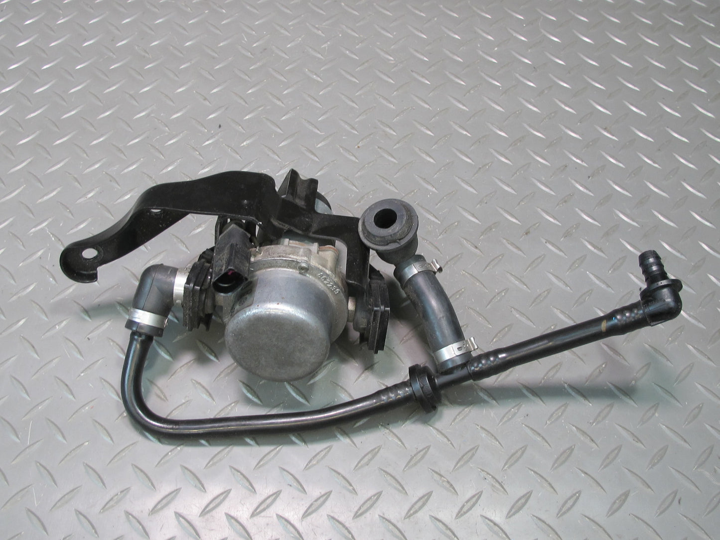 09-12 Audi A5 S5 Brake Booster Vacuum Pump w Pipe 8E0927317F OEM