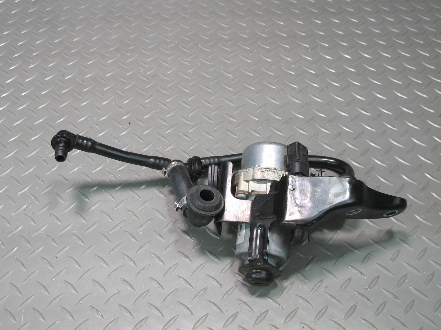 09-12 Audi A5 S5 Brake Booster Vacuum Pump w Pipe 8E0927317F OEM