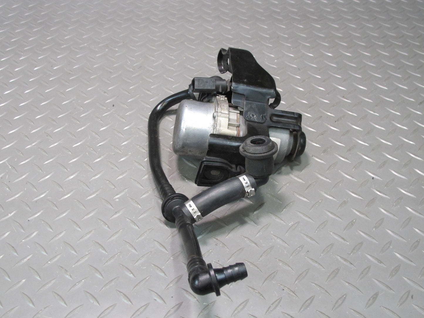 09-12 Audi A5 S5 Brake Booster Vacuum Pump w Pipe 8E0927317F OEM