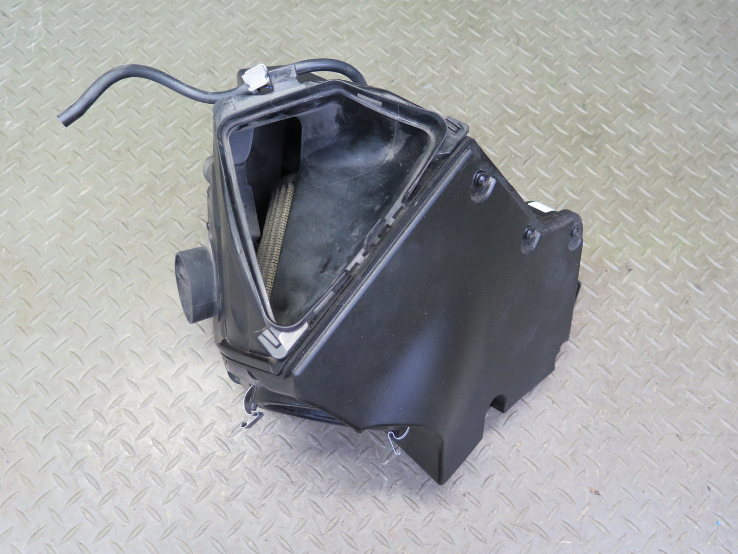 08-12 Audi S4 S5 4.2L Air Intake Cleaner Filter Box w Temp Sensor 8K0133837A OEM