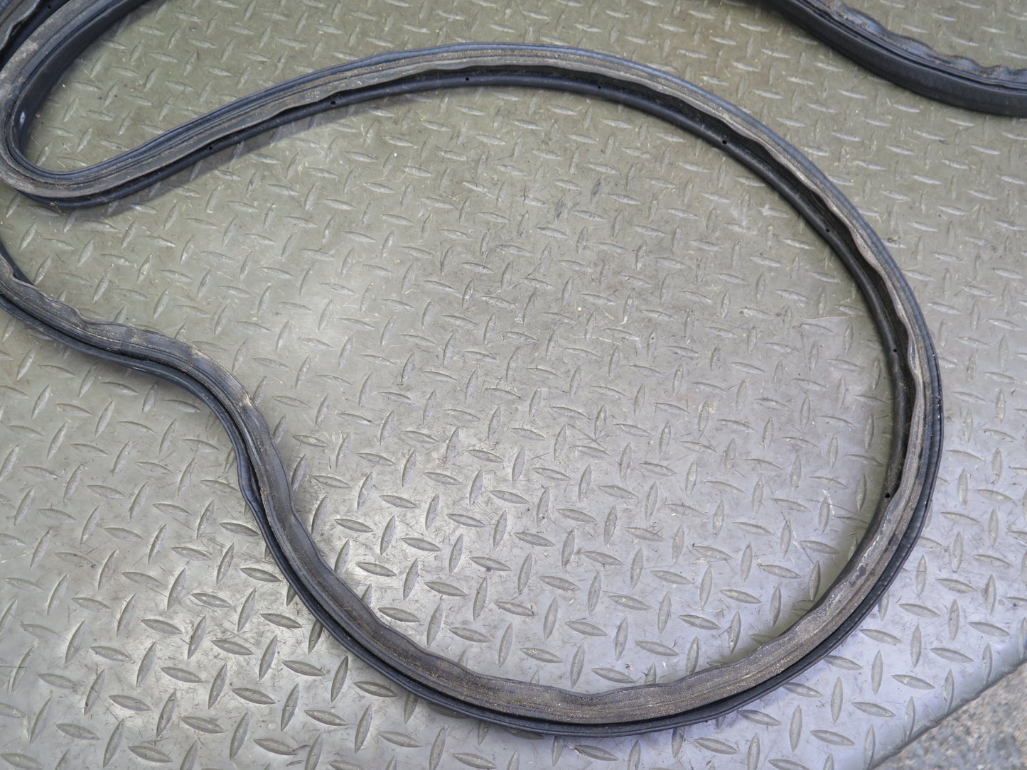 92-00 Lexus JZZ31L SC400 SC300 Rear Trunk Weatherstrip Rubber Seal Gasket OEM