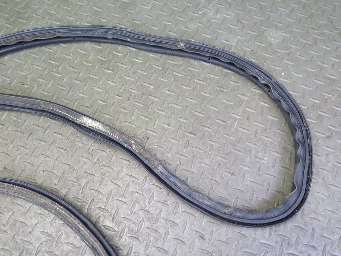 92-00 Lexus JZZ31L SC400 SC300 Rear Trunk Weatherstrip Rubber Seal Gasket OEM
