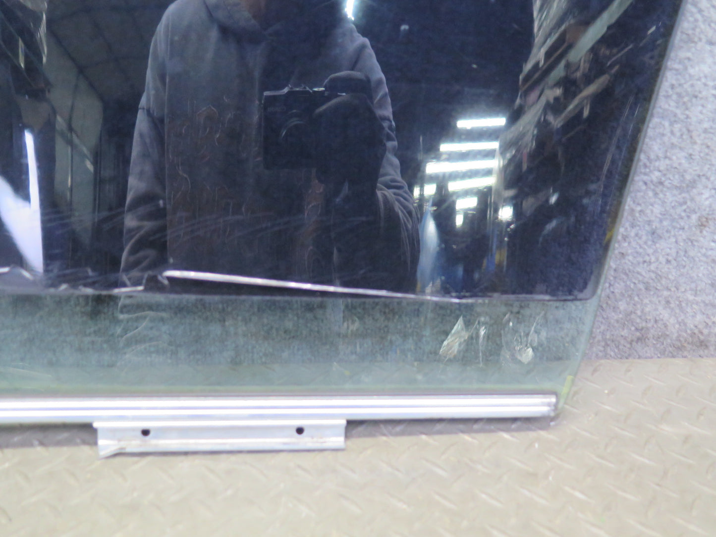 01-05 Lexus JCE10L IS300 Sedan Rear Right Door Glass Window OEM