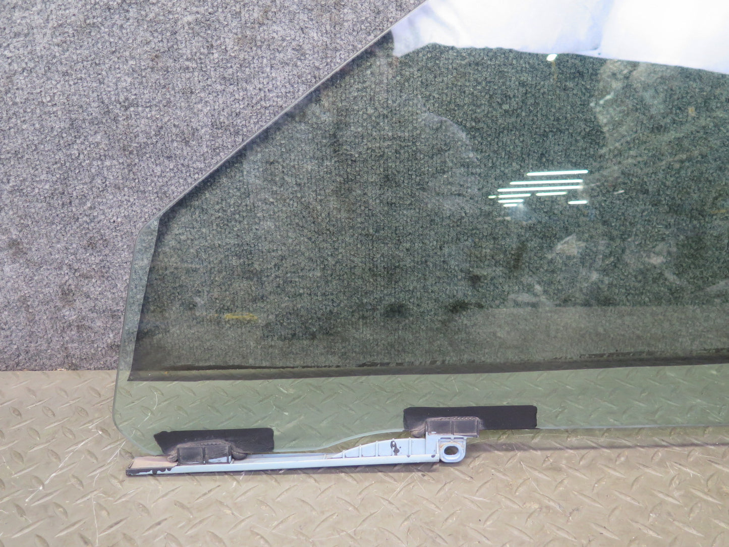 01-03 Lexus JCE10L IS300 Front Left Door Glass Window OEM