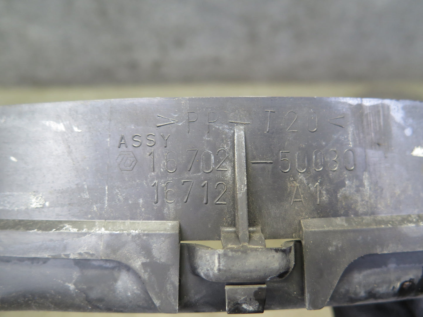 95-00 Lexus UCF20L LS400 Engine Cooling Radiator Fan Shroud 16711-50050 OEM