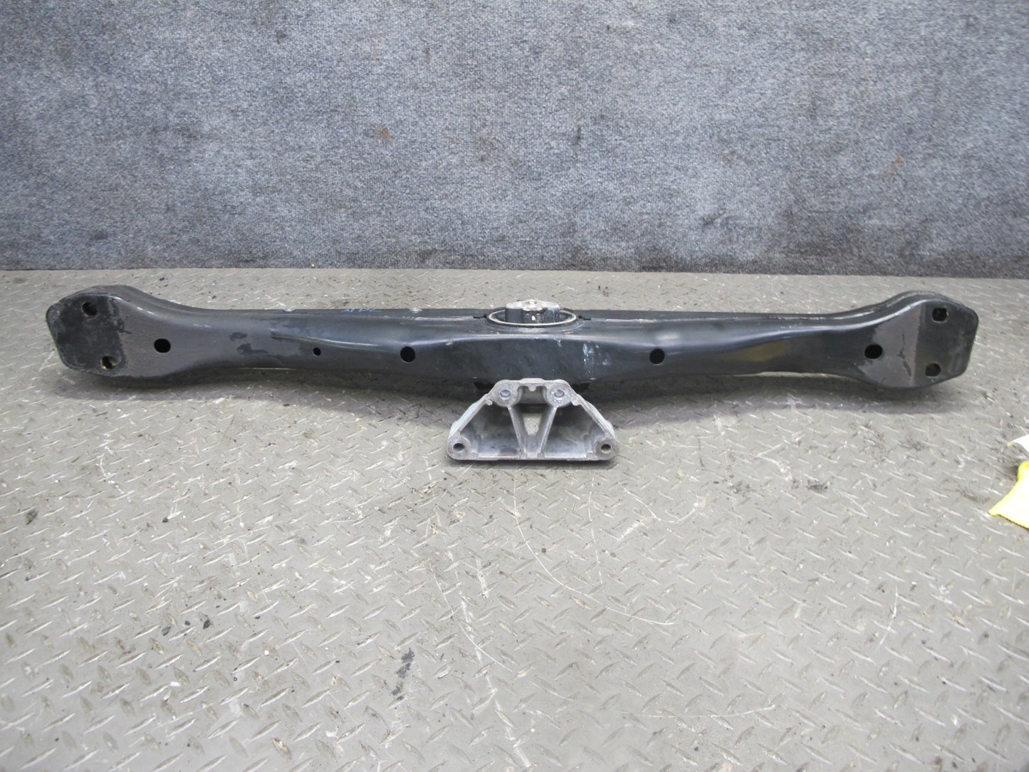 2011-2014 Porsche Cayenne 958 Transmission Support Mount Bracket Carrier