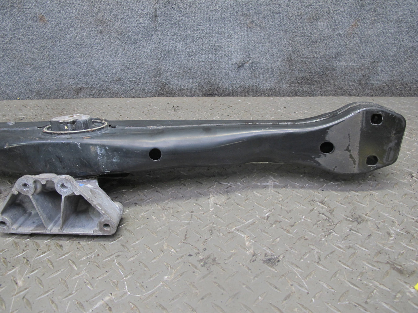 2011-2014 Porsche Cayenne 958 Transmission Support Mount Bracket Carrier