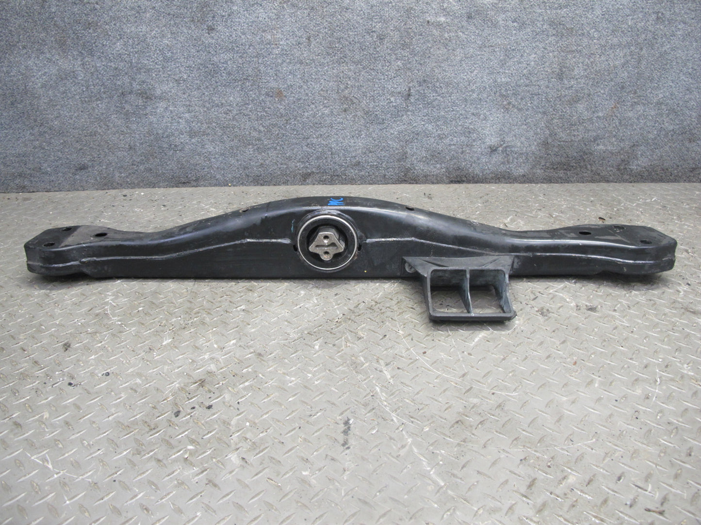 2011-2014 Porsche Cayenne 958 Transmission Support Mount Bracket Carrier