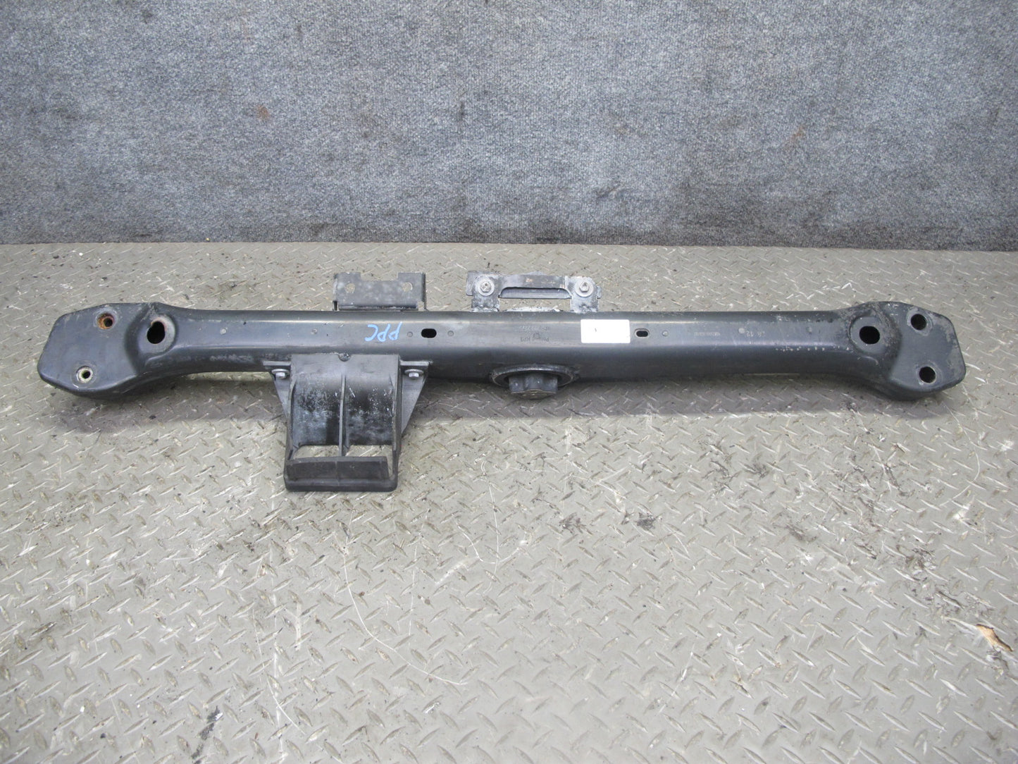 2011-2014 Porsche Cayenne 958 Transmission Support Mount Bracket Carrier