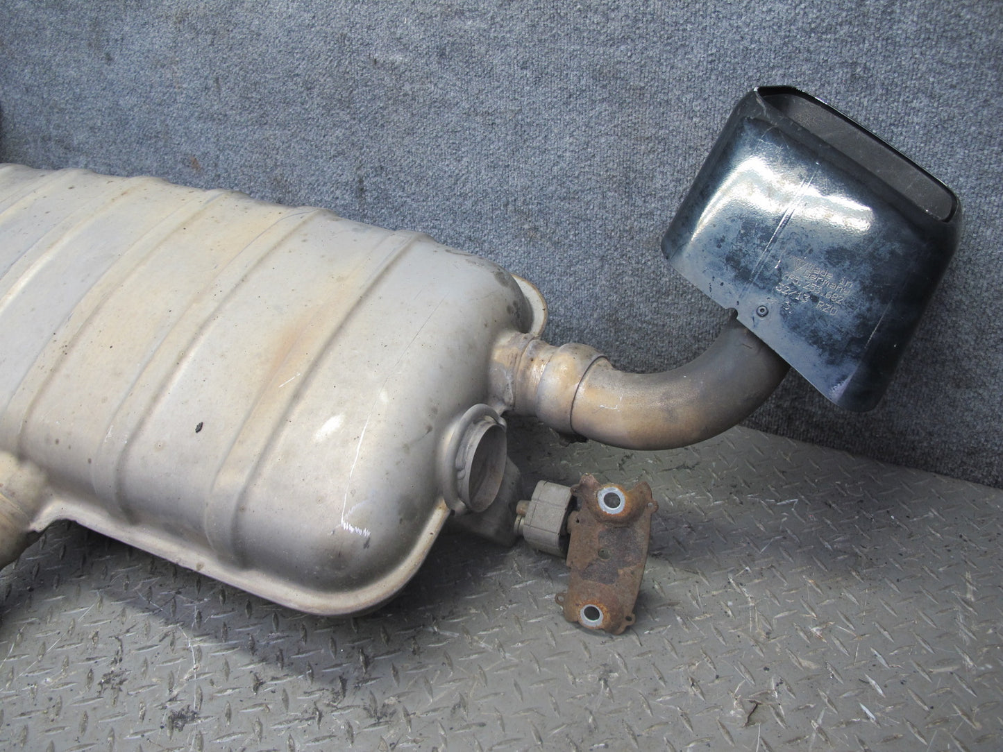 2011-2014 Porsche Cayenne S 958 4.8L NON Turbo Dual Exhaust Muffler W/ Tips