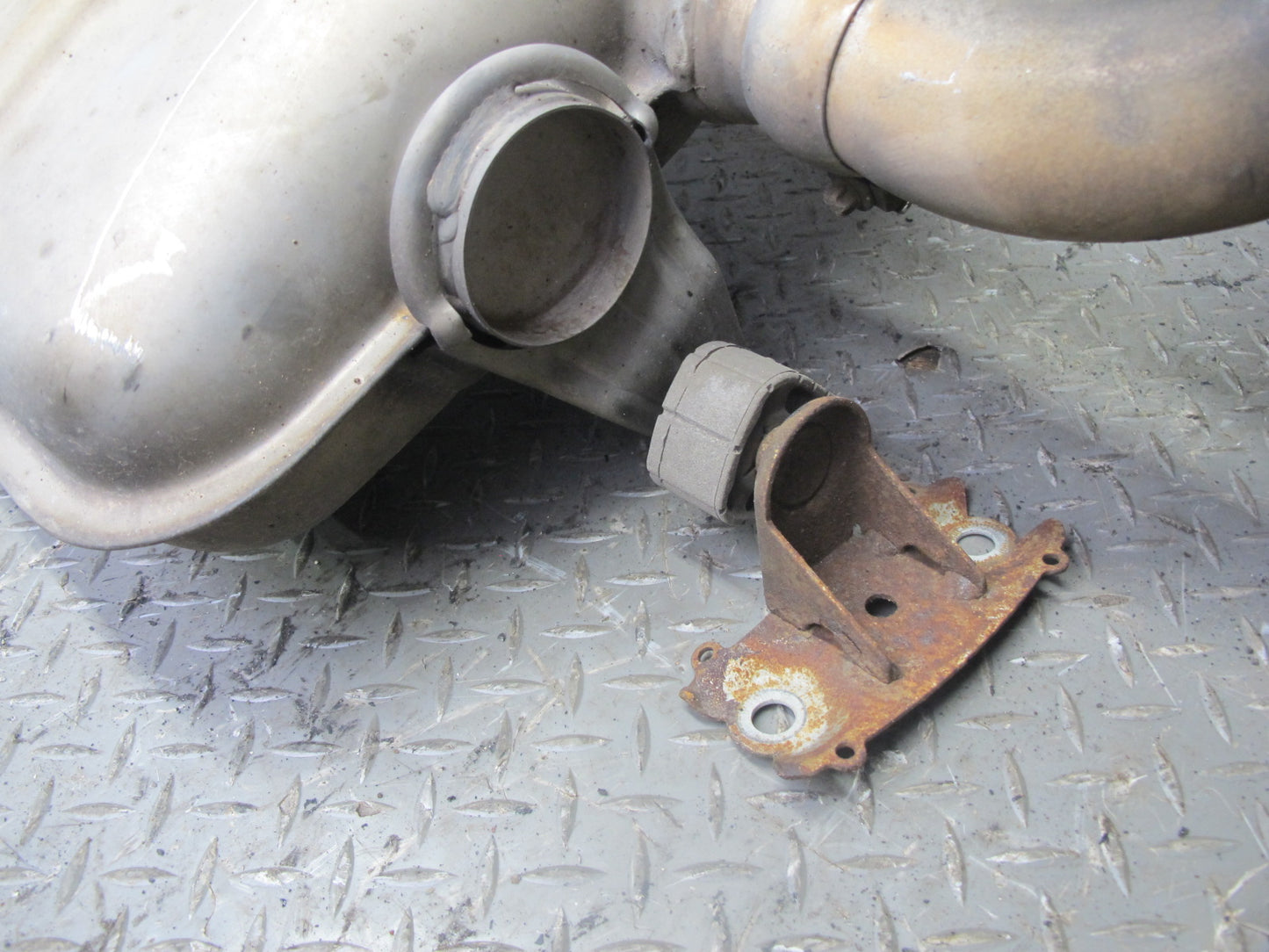 2011-2014 Porsche Cayenne S 958 4.8L NON Turbo Dual Exhaust Muffler W/ Tips