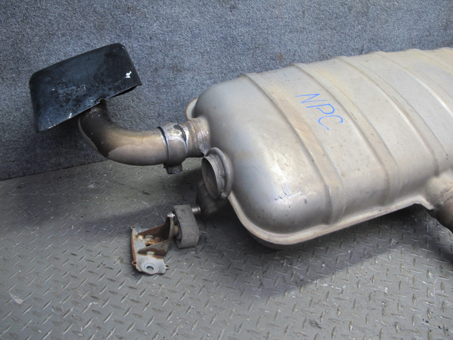 2011-2014 Porsche Cayenne S 958 4.8L NON Turbo Dual Exhaust Muffler W/ Tips