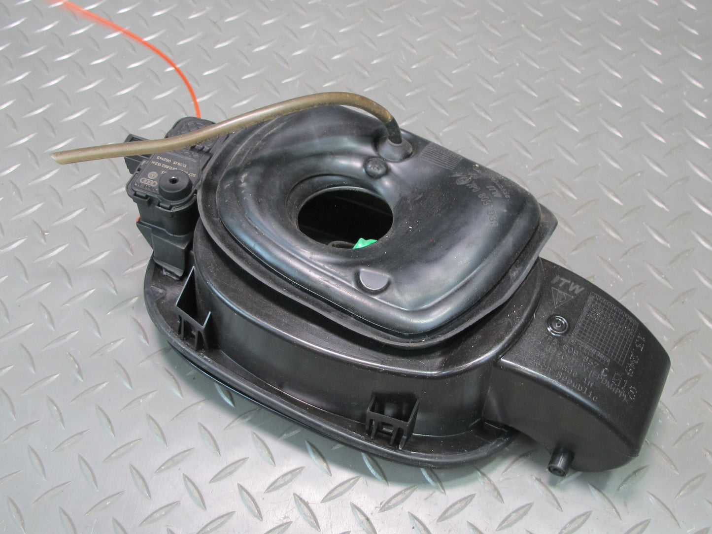 2011-2018 Porsche Cayenne 958 Fuel Gas Tank Filler Door Lid Cover Black