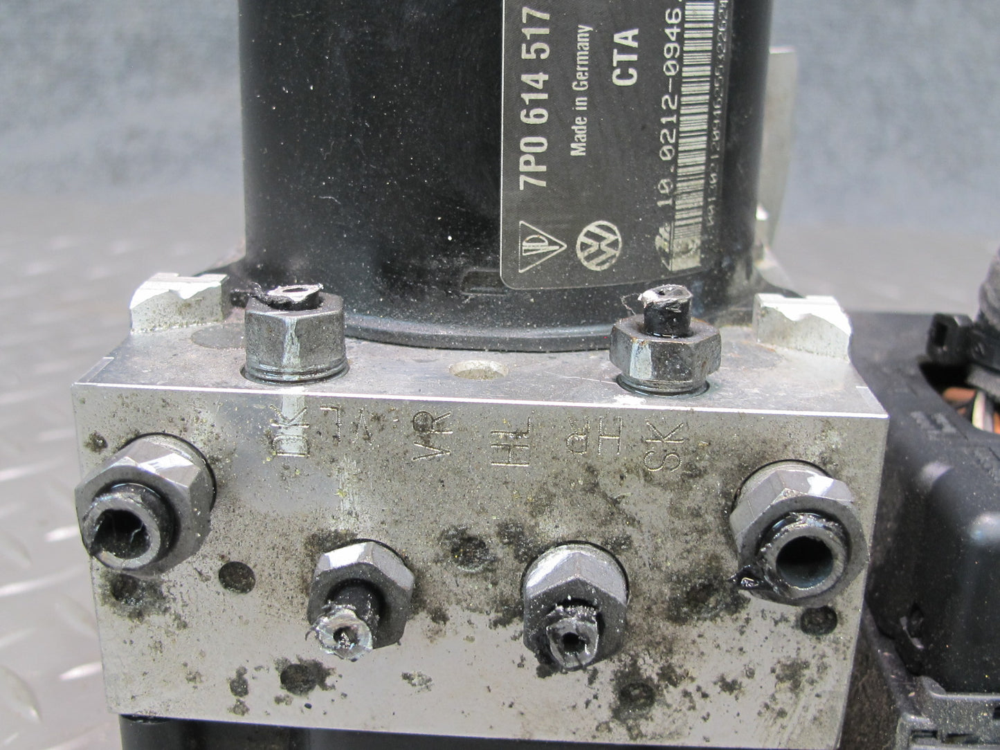 2013-2014 Porsche Cayenne S 958 ABS Anti-lock Brake Pump Module Unit