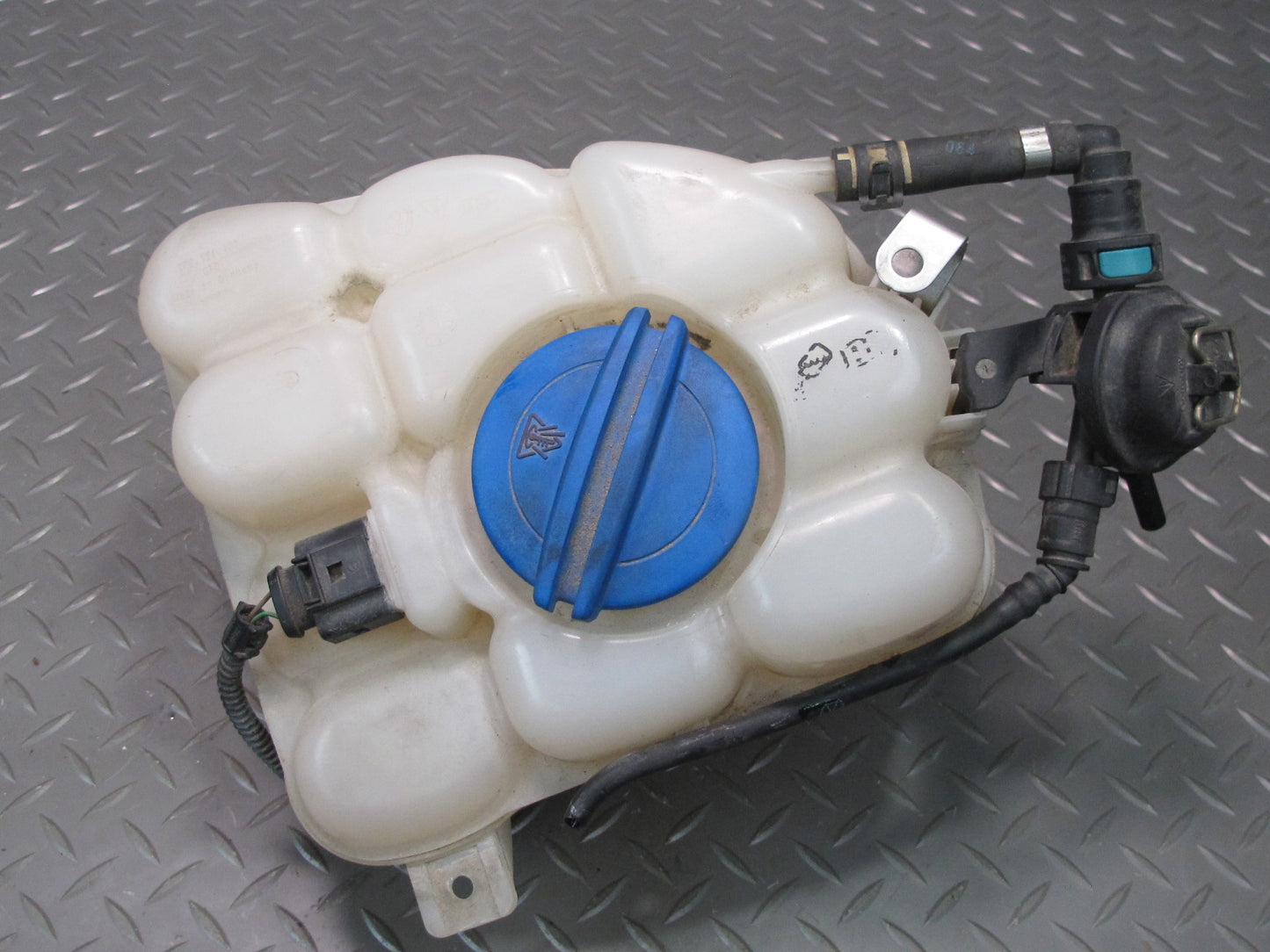 2011-2018 Porsche Cayenne 958 Radiator Coolant Overflow Expansion Tank