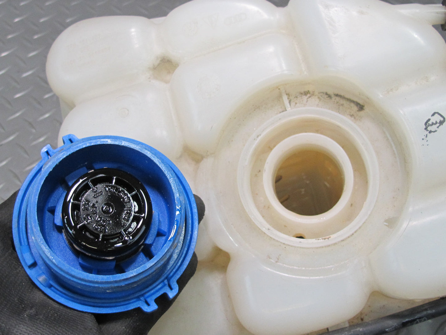 2011-2018 Porsche Cayenne 958 Radiator Coolant Overflow Expansion Tank