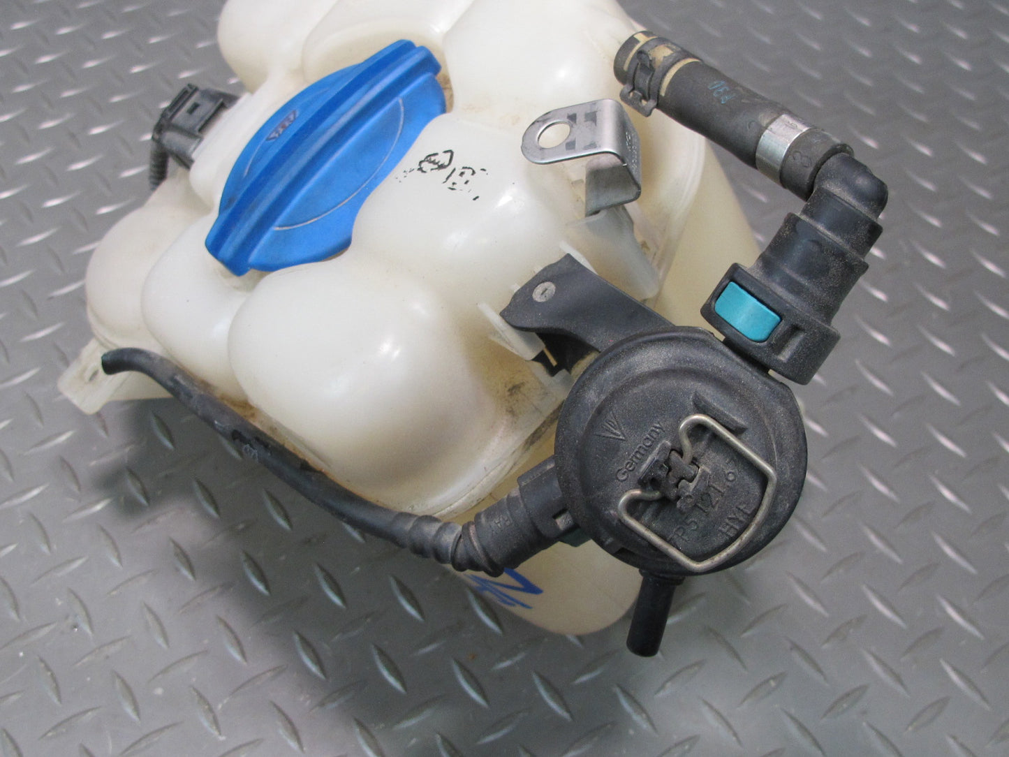 2011-2018 Porsche Cayenne 958 Radiator Coolant Overflow Expansion Tank