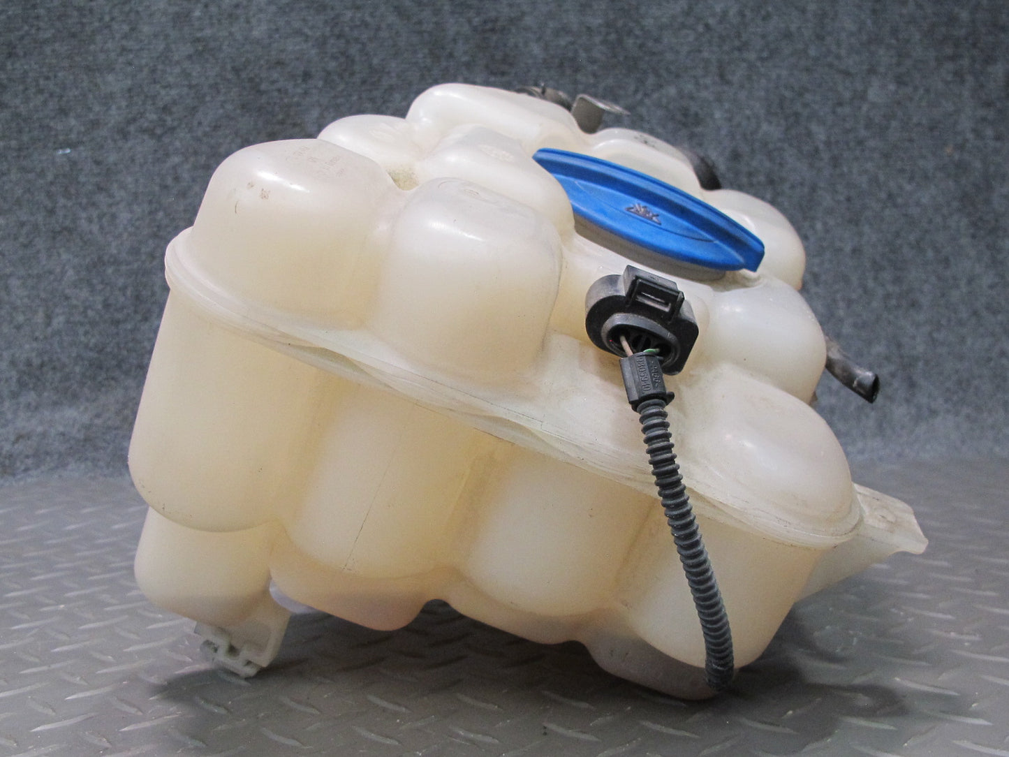 2011-2018 Porsche Cayenne 958 Radiator Coolant Overflow Expansion Tank