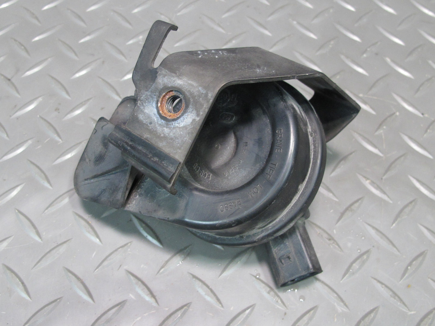 2011-2014 Porsche Cayenne 958 High & Low Tone Horn Signal W/ Mount Bracket Set