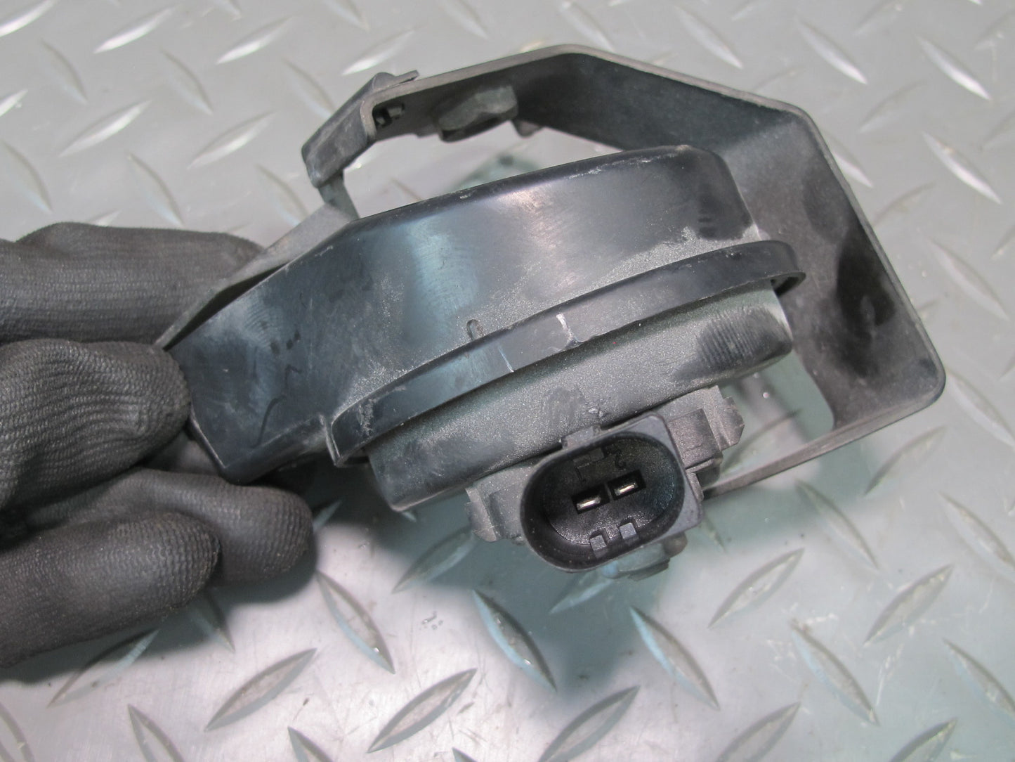 2011-2014 Porsche Cayenne 958 High & Low Tone Horn Signal W/ Mount Bracket Set