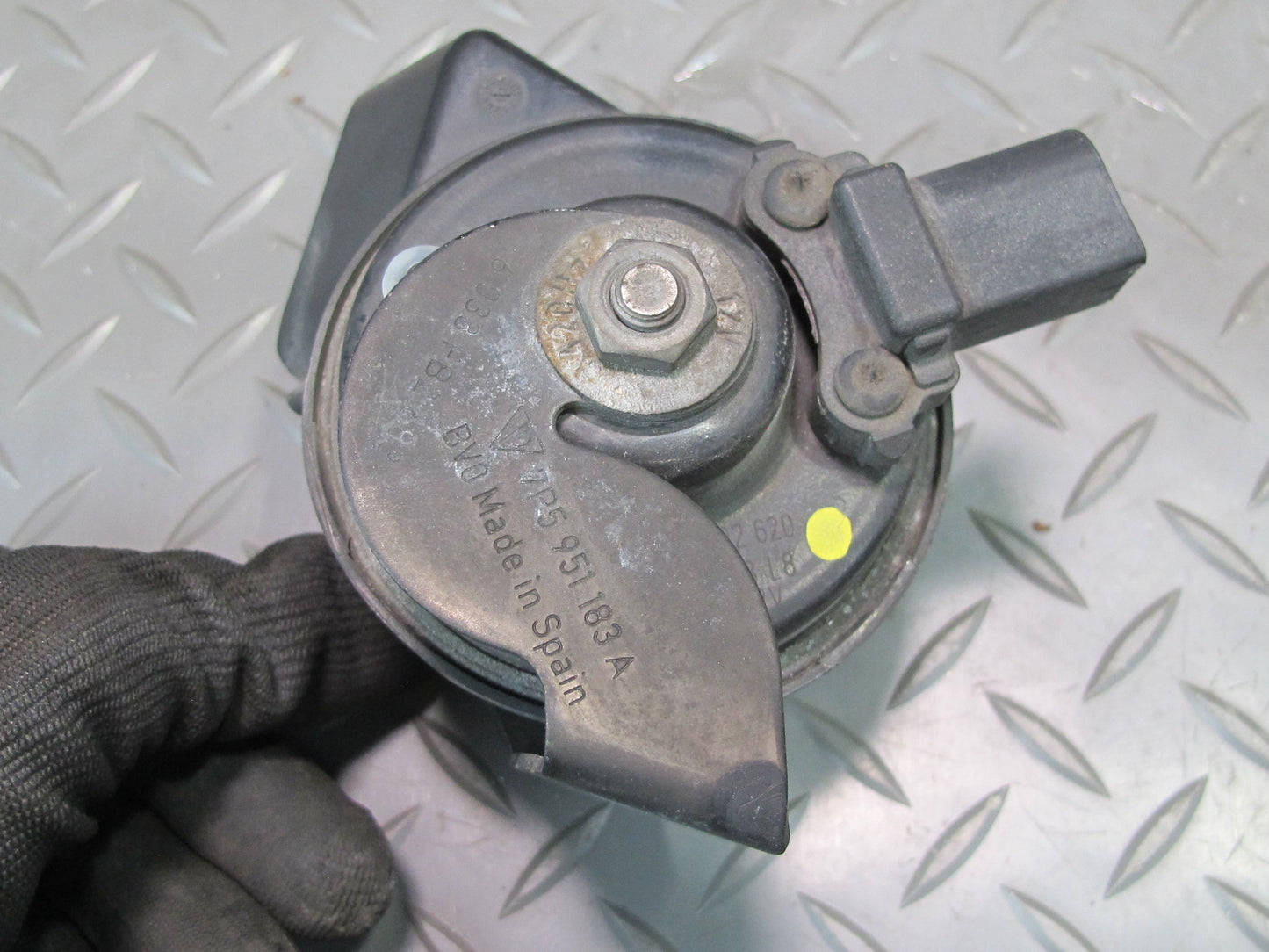 2011-2014 Porsche Cayenne 958 High & Low Tone Horn Signal W/ Mount Bracket Set