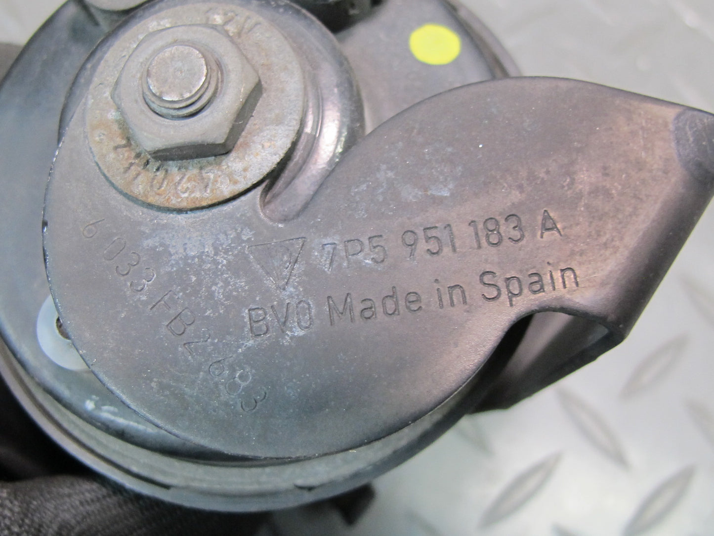 2011-2014 Porsche Cayenne 958 High & Low Tone Horn Signal W/ Mount Bracket Set