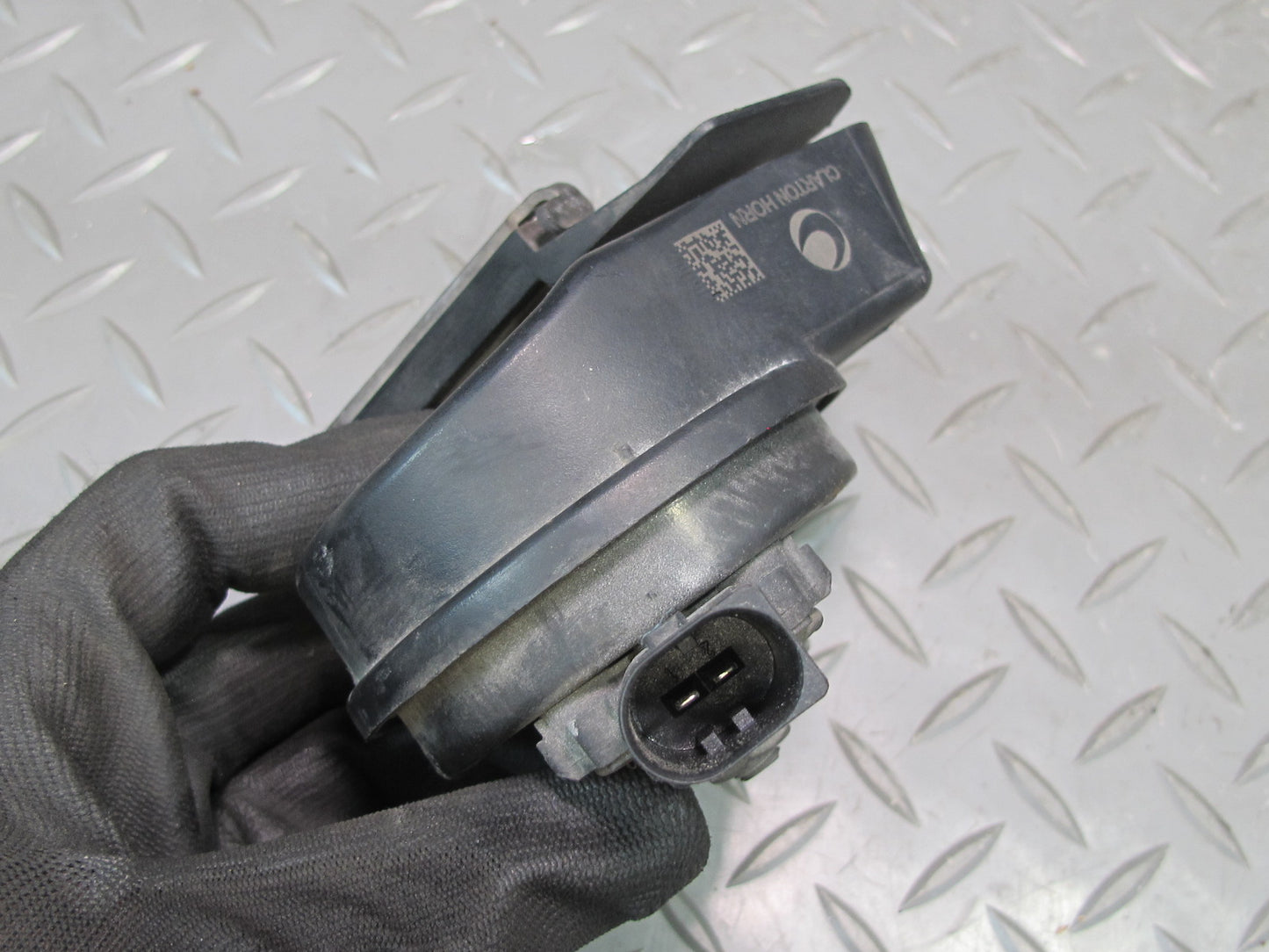 2011-2014 Porsche Cayenne 958 High & Low Tone Horn Signal W/ Mount Bracket Set