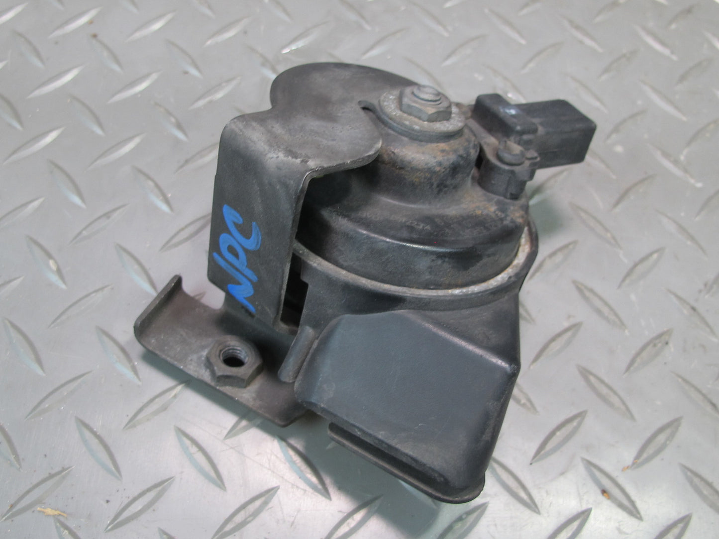 2011-2014 Porsche Cayenne 958 High & Low Tone Horn Signal W/ Mount Bracket Set