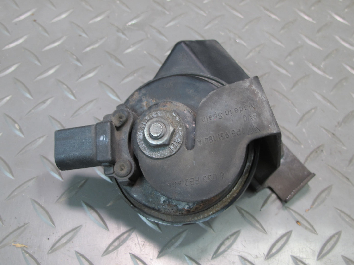 2011-2014 Porsche Cayenne 958 High & Low Tone Horn Signal W/ Mount Bracket Set