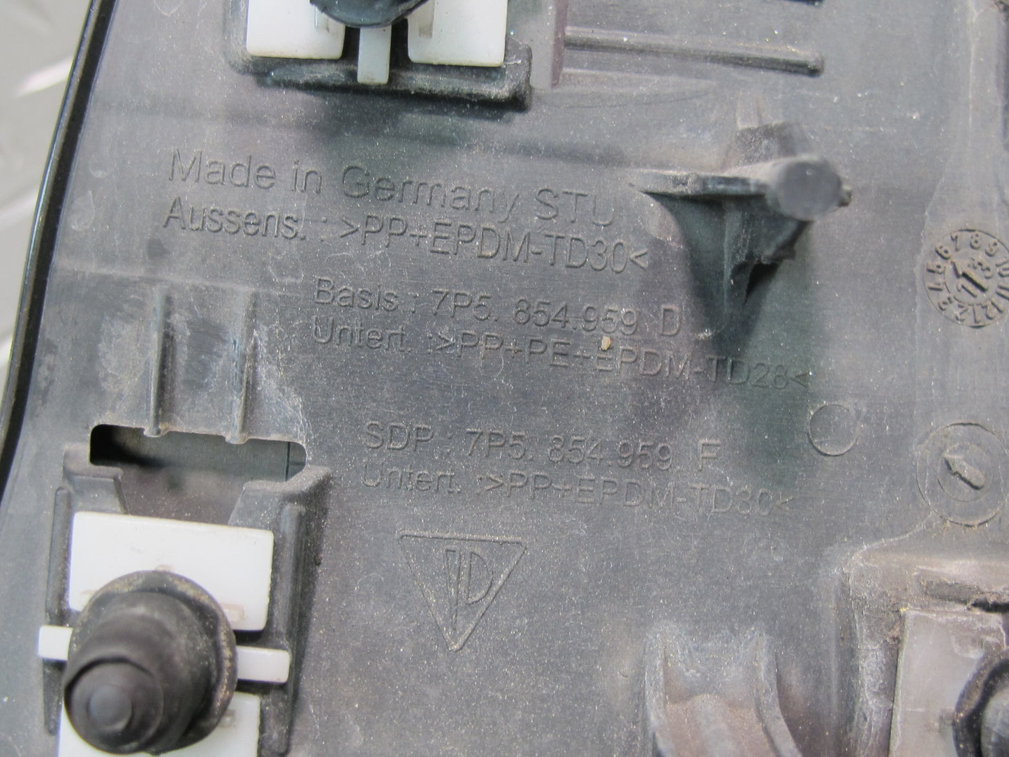 2011-2018 Porsche Cayenne 958 Front Left Side Lower Fender Molding Trim Cover