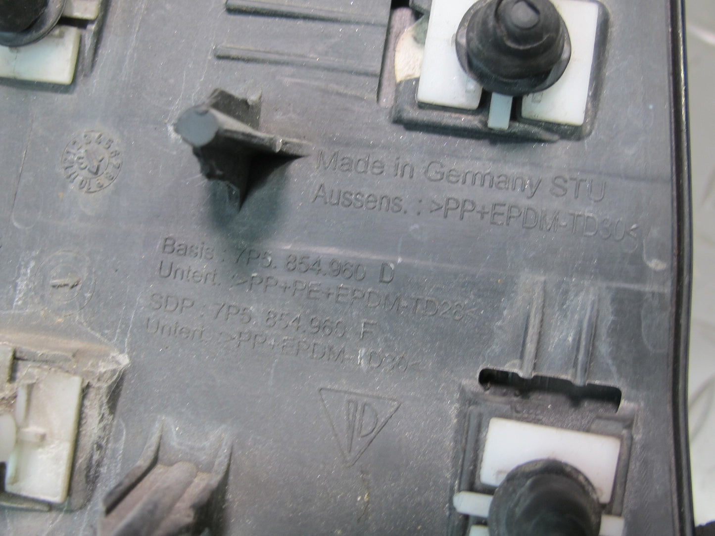 2011-2018 Porsche Cayenne 958 Front Right Side Lower Fender Molding Trim Cover