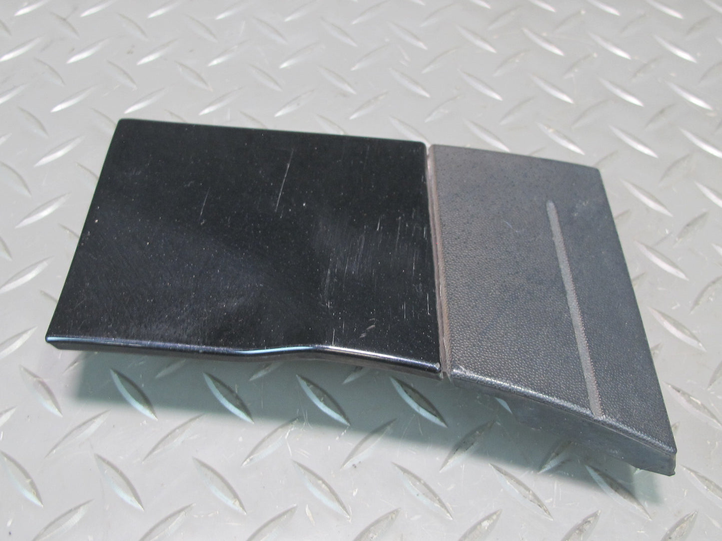 2011-2018 Porsche Cayenne 958 Front Right Side Lower Fender Molding Trim Cover