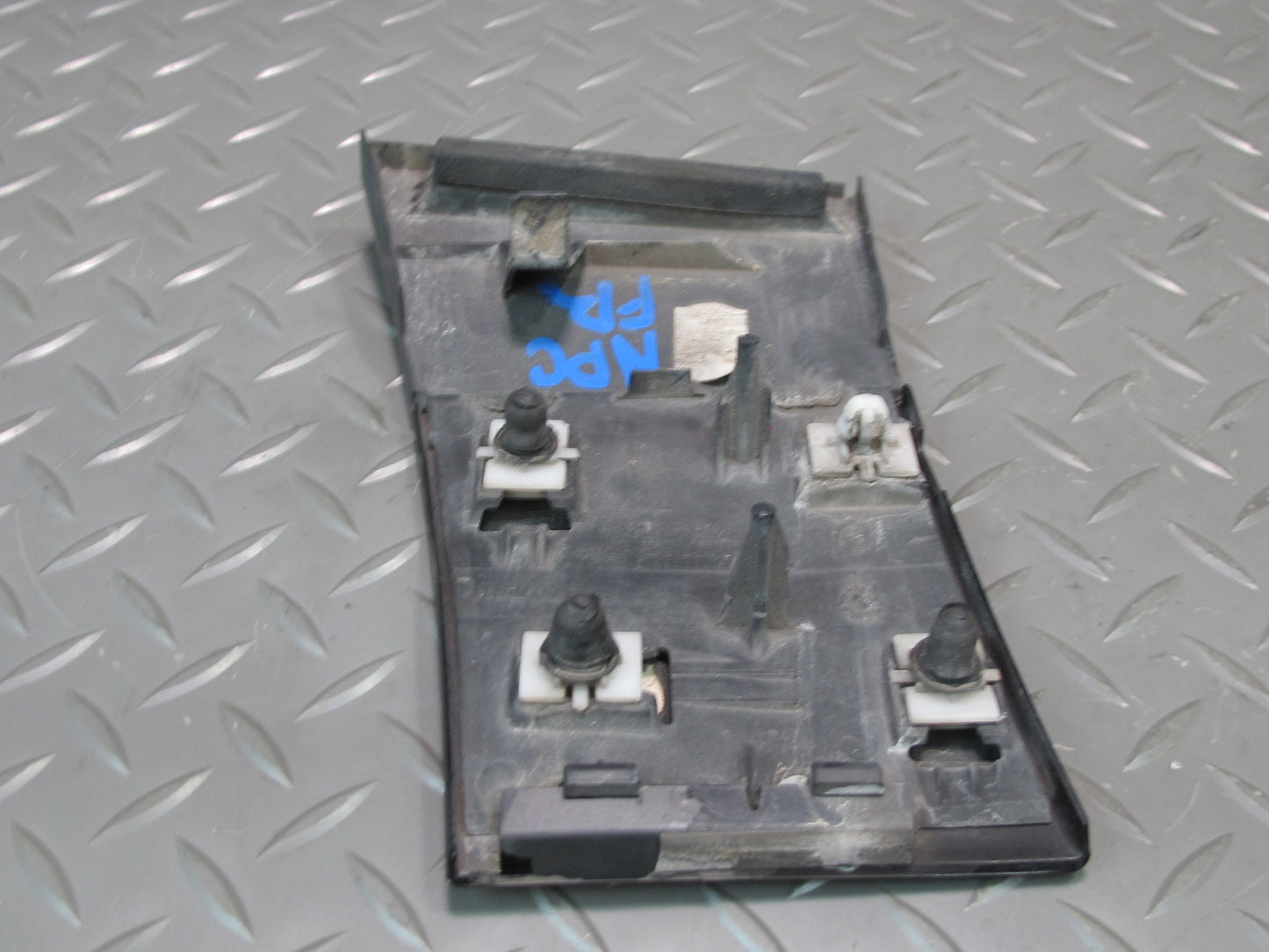 2011-2018 Porsche Cayenne 958 Front Right Side Lower Fender Molding Trim Cover